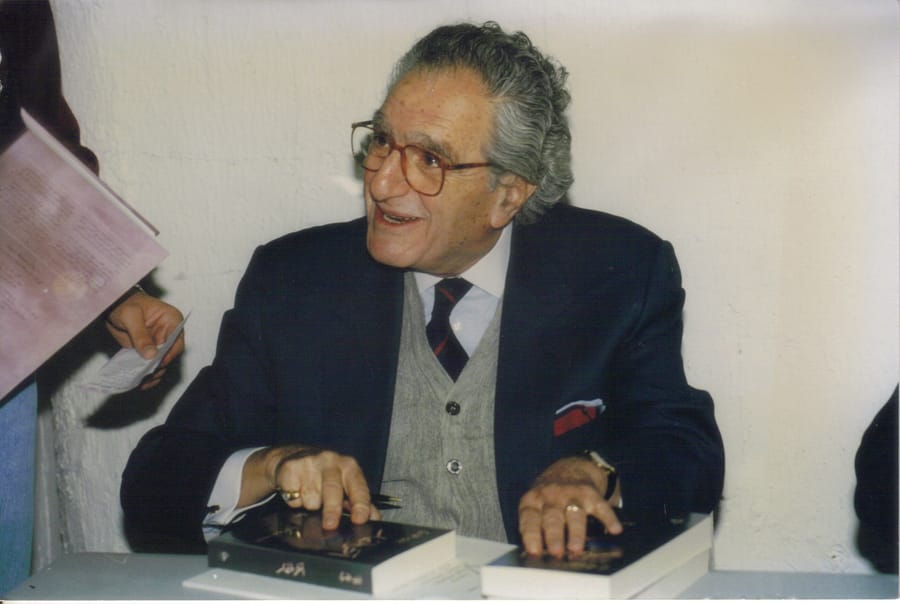 الوزير غسان تويني يوقّع إصداره.
